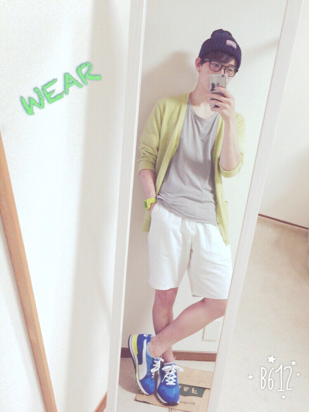 ブルー系のスニーカー、ホワイト系のその他パンツ、ブルー系のニットキャップ/ビーニーを着用したメンズの春コーディネートの1枚目の写真