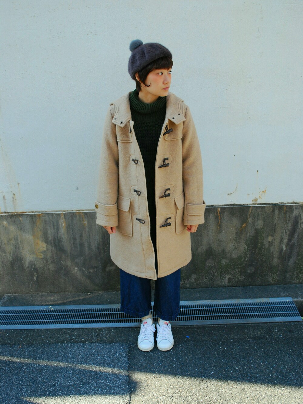 ベージュ系のジャケット/アウター、ブルー系のパンツ、レッド系のスニーカーを着用したレディースの冬コーディネートの1枚目の写真