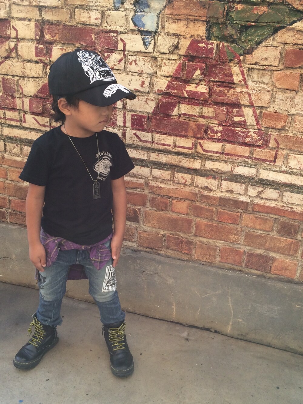 「hysteric mini、kids」｜「HYSTERIC MINIのWE HAVE IT ALL“GET UP” デニムパンツ(スリム)（デニムパンツ、ブルー系）」を使った、mokkiさん（キッズ・100cm）の夏コーディネートの1枚目の写真