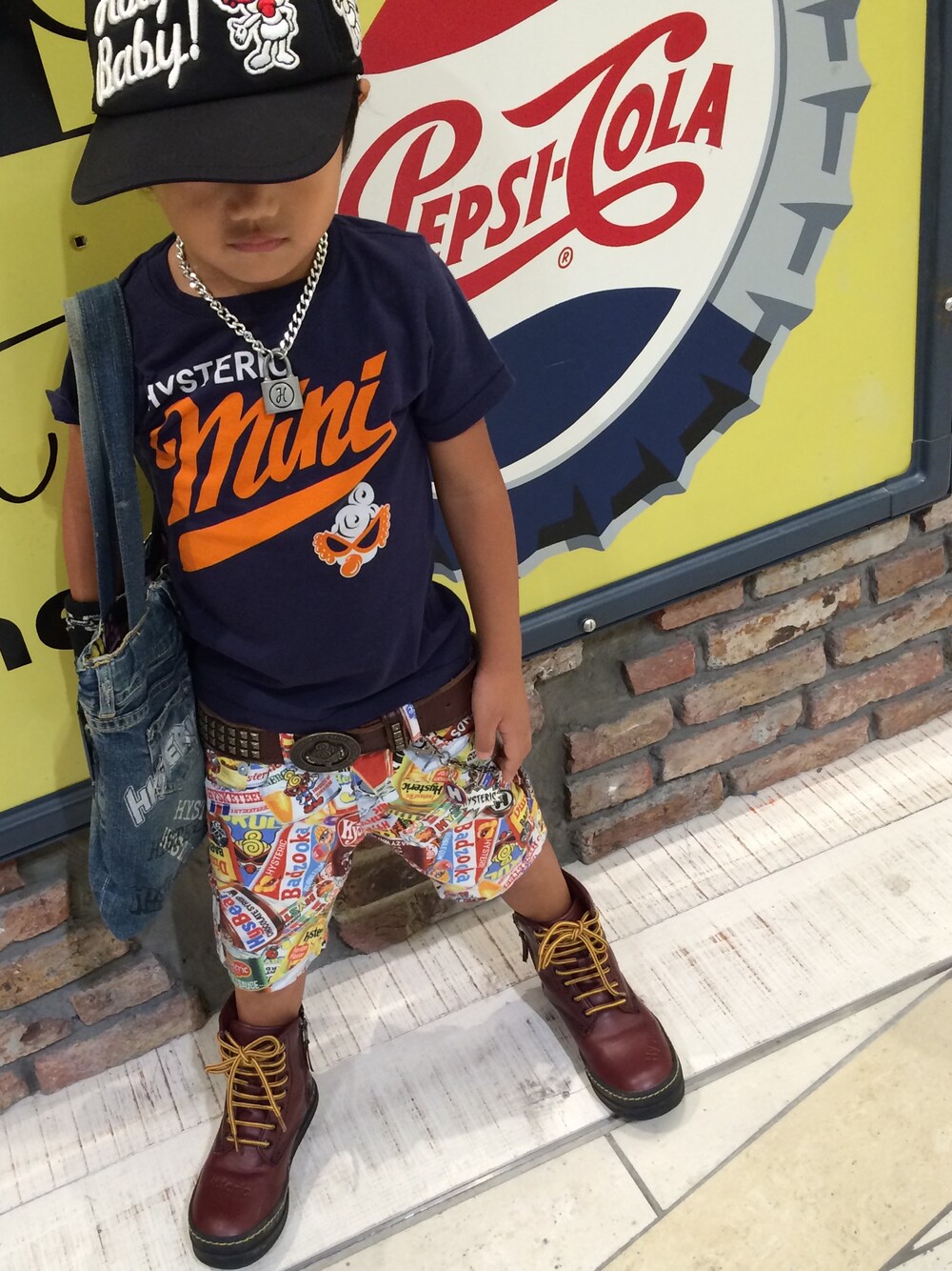 「hystericmini、kids、boystyle、CAP」｜「HYSTERIC MINIのHYSTERIC 69COLLEGE Tシャツ（Tシャツ/カットソー、ブルー系）」を使った、mokkiさん（キッズ・110cm）の夏コーディネートの1枚目の写真