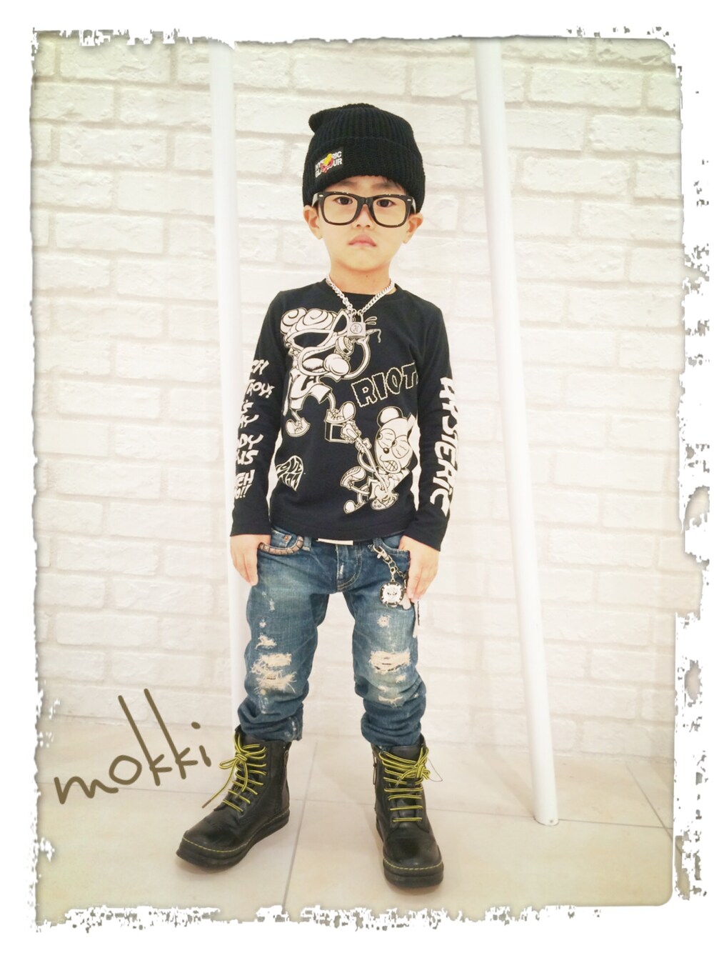 「ニット帽、hysteric mini、デニム、ダテメガネ、ブーツ、8ホール、キッズ」｜「HYSTERIC MINIのJOY!ROCK!DESTROY!BAND 長そでTシャツ（Tシャツ/カットソー、ブラック系）」を使った、mokkiさん（キッズ・110cm）の秋コーディネートの1枚目の写真