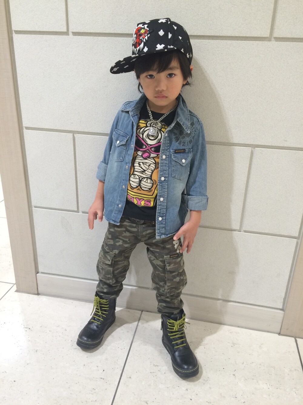 「カモフラパンツ、hysteric mini、ダンガリーシャツ」｜「HYSTERIC MINIのアイテム（Tシャツ/カットソー、ブラック系）」を使った、mokkiさん（キッズ・110cm）の春コーディネートの1枚目の写真