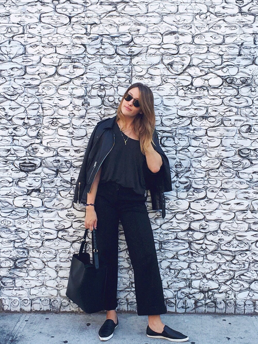 ブラック系のその他アウター、ブラック系のその他パンツ、ホワイト系のスリッポンを着用したレディースの秋コーディネートの1枚目の写真