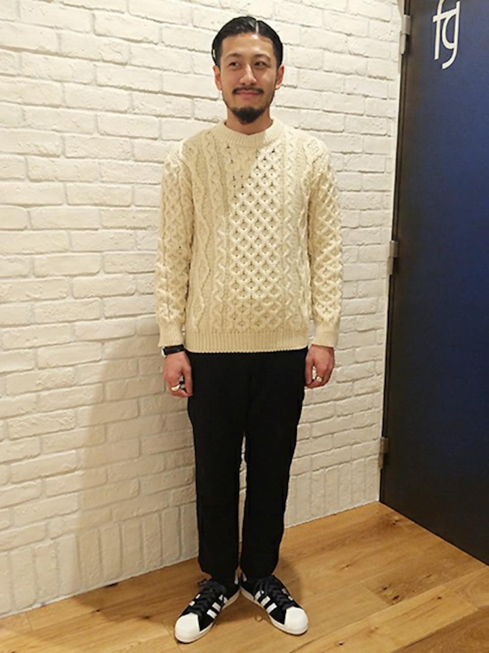 ホワイト系のニット/セーター、ブルー系のその他パンツを着用したメンズの秋コーディネートの1枚目の写真