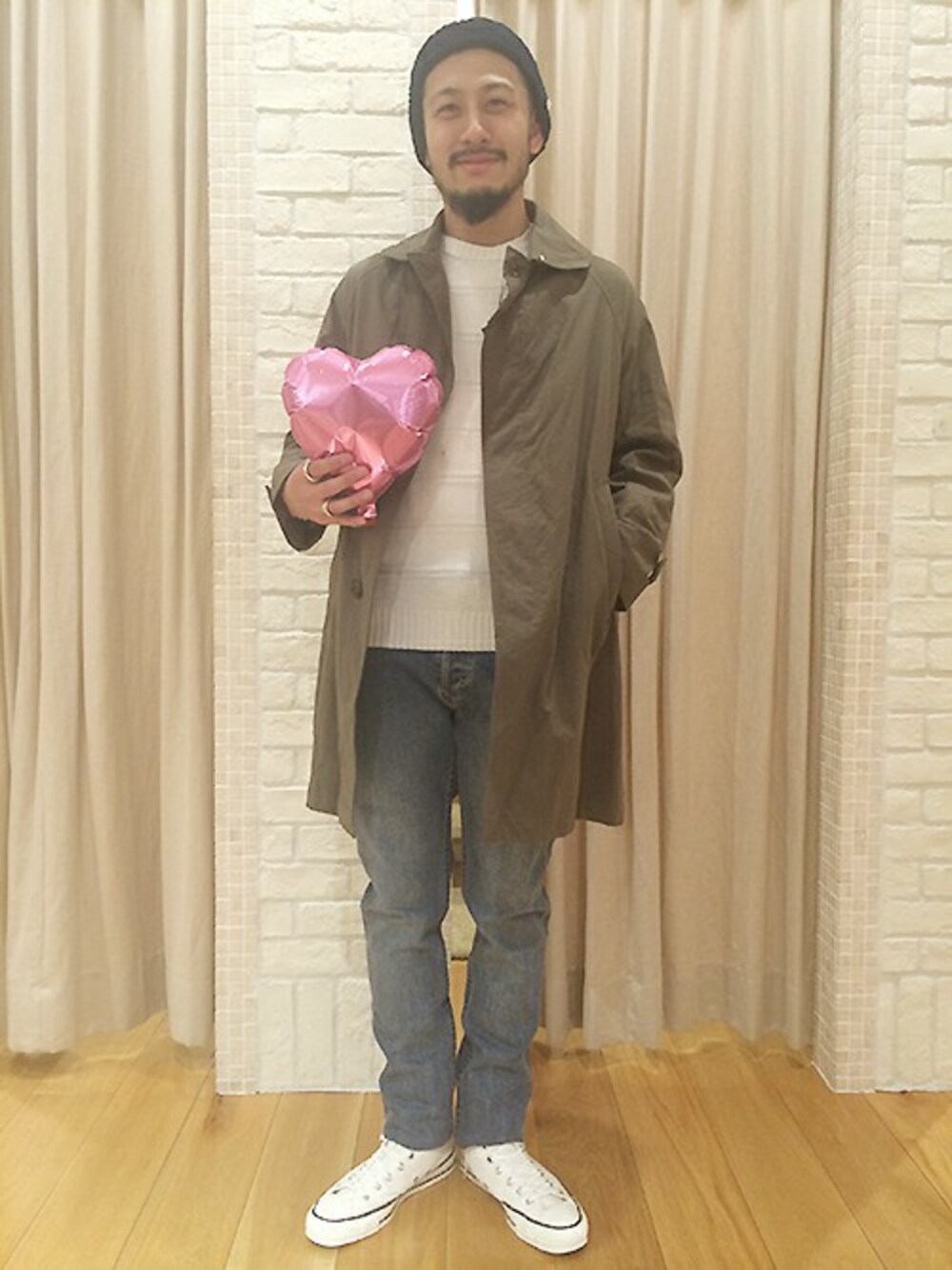 ホワイト系のスニーカー、ホワイト系のニット/セーターを着用したメンズの冬コーディネートの1枚目の写真