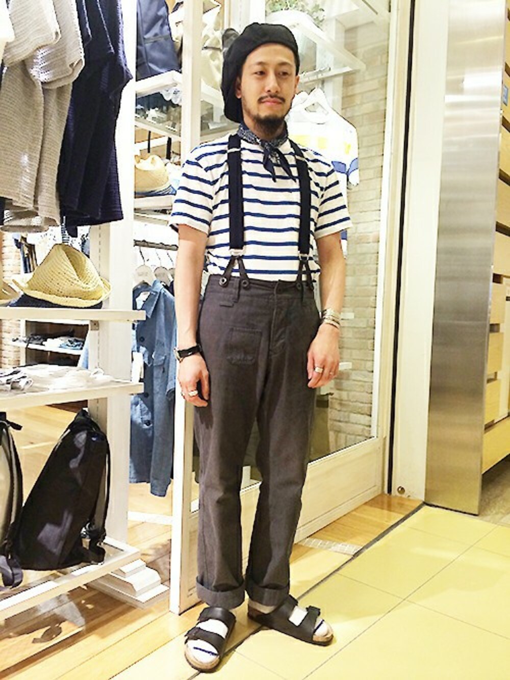 ホワイト系のTシャツ/カットソー、ブルー系のバンダナ/スカーフを着用したメンズの春コーディネートの1枚目の写真