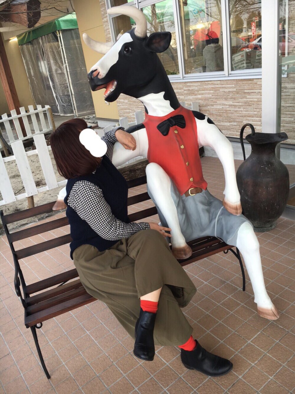 「ベスト×シャツ、カーキのカーゴパンツ、ぽっちゃり、ぽっちゃりコーデ、春コーデ」｜「w closetのカルゼミモレ丈ワイドパンツ（パンツ、グリーン系）」を使った、mipeco★さん（レディース・155cm）の冬コーディネートの1枚目の写真