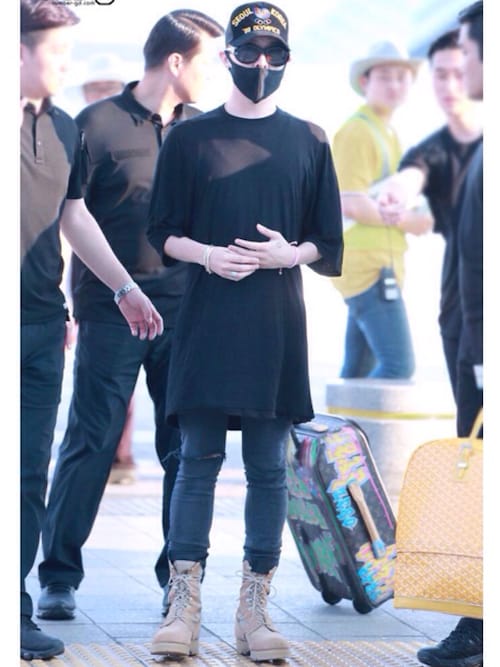 VERSACE 迷彩ジャケット G-DRAGON着用 Kitty GD is at the airport 😻, all set for the flight to Thailand