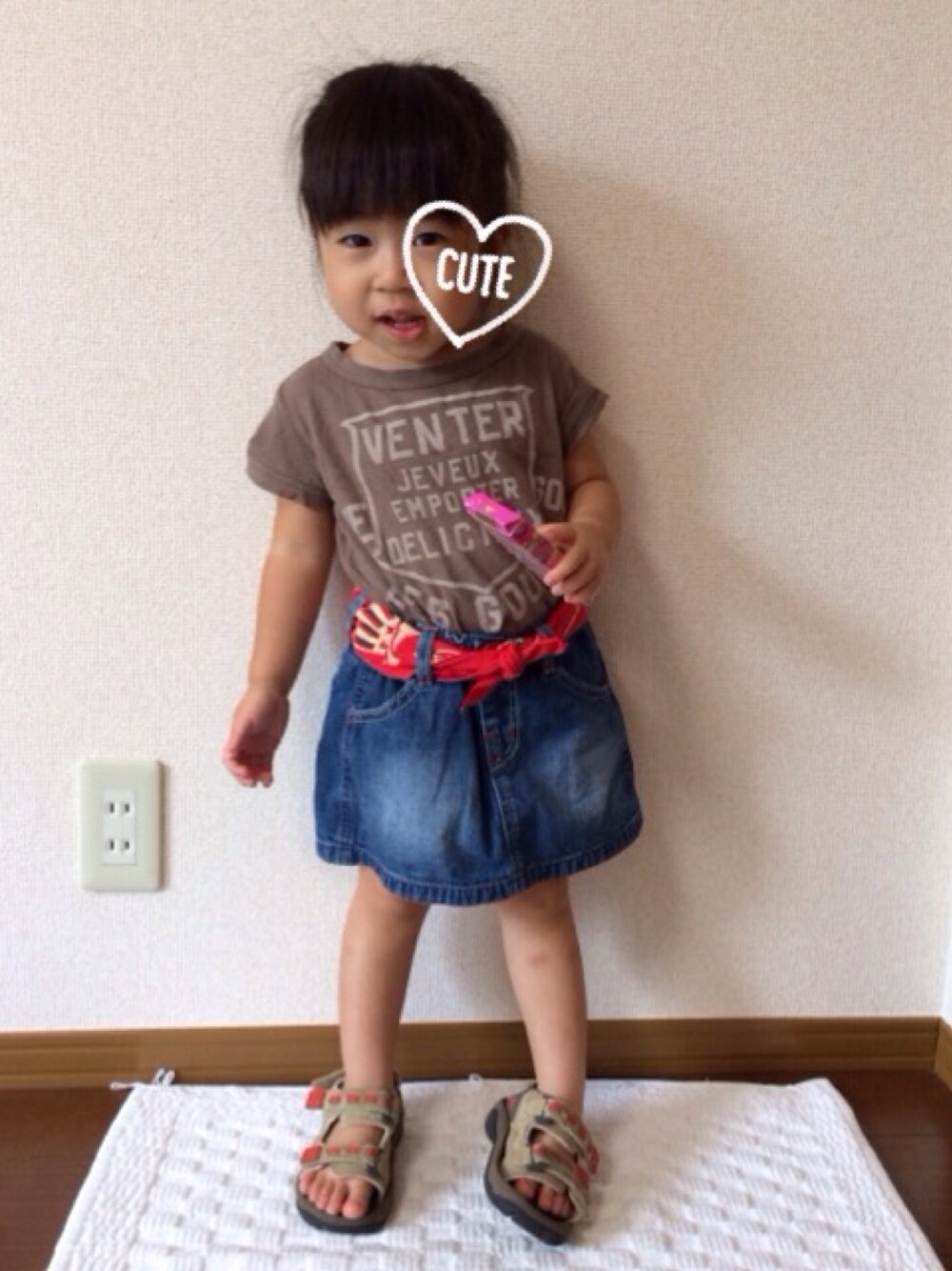 「デニムスカート、バンダナ、シンプル、おだんごヘアー、パッツン前髪、女の子、3歳」｜「BREEZEの花柄パッチ付きデニムスカート（デニムスカート、ブルー系）」を使った、大宮SKさん（キッズ・90cm）の夏コーディネートの1枚目の写真