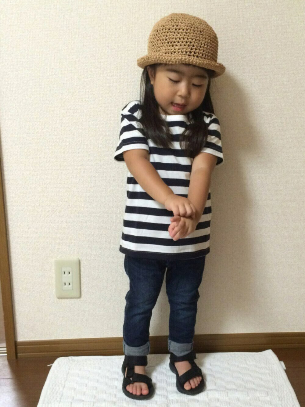 ブルー系のTシャツ/カットソー、ブルー系のデニムパンツ、ブラック系のサンダルを着用したキッズの夏コーディネートの1枚目の写真