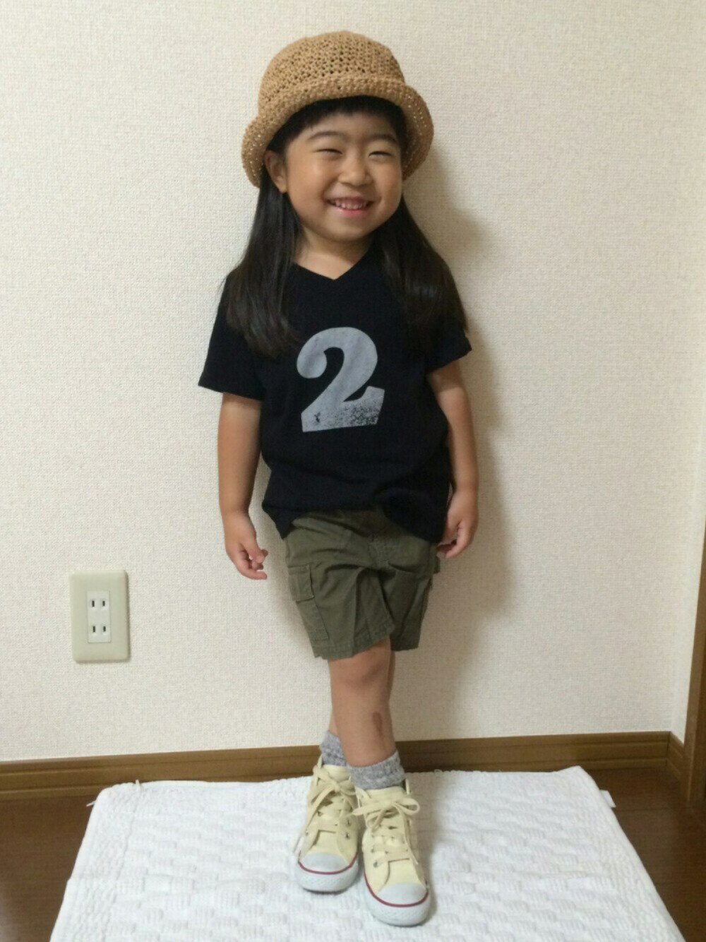 「manmaru.a、ナンバーTシャツ、カーキパンツ、コンバース、manmaru.a FES、シンプル部、みやぎミニオフ会、女の子、3歳」｜「manmaru.aのアイテム（帽子、ベージュ系）」を使った、大宮SKさん（キッズ・90cm）の夏コーディネートの1枚目の写真