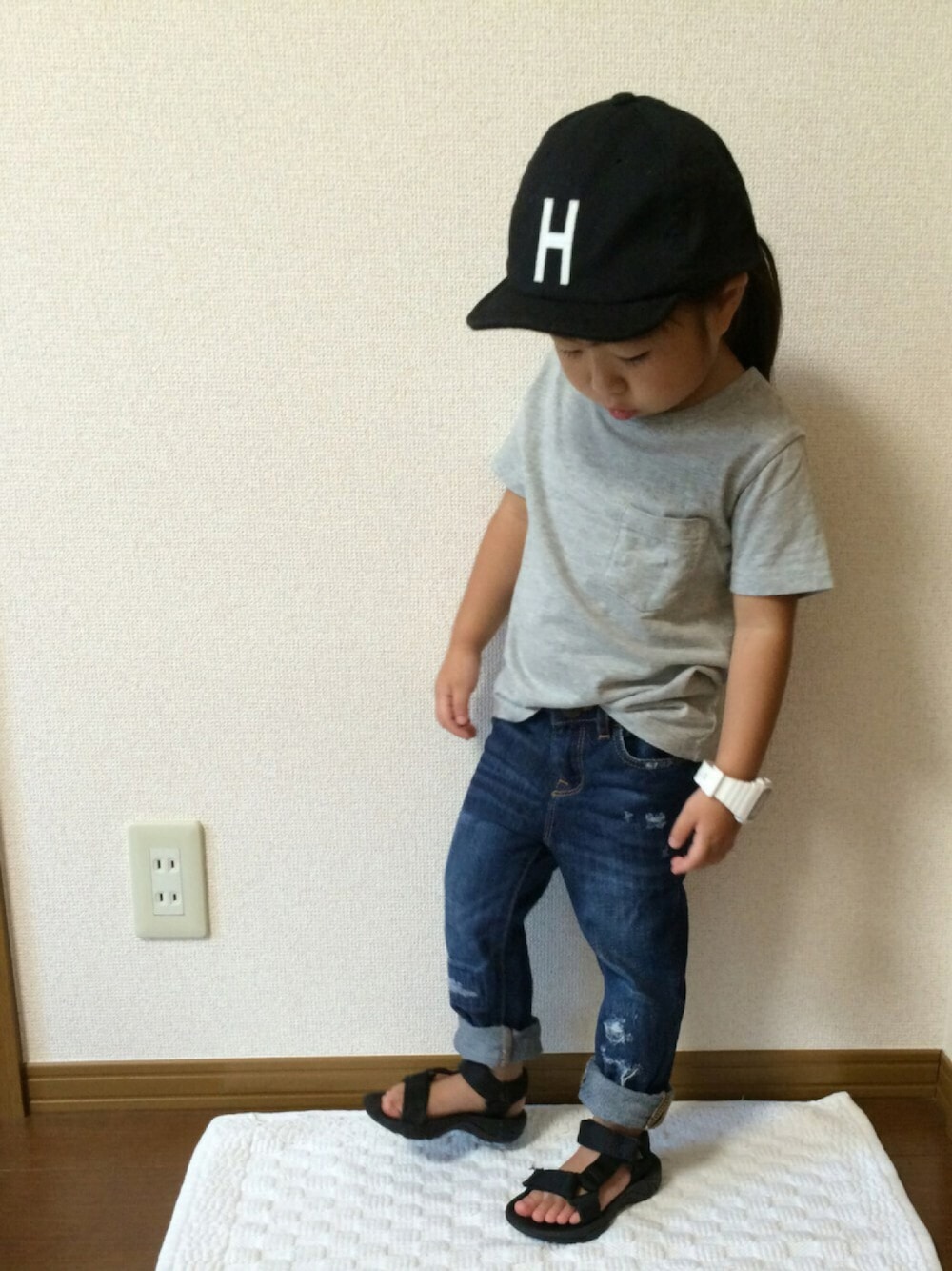 グレー系のTシャツ/カットソー、ブルー系のデニムパンツ、ブラック系のサンダルを着用したキッズの夏コーディネートの1枚目の写真