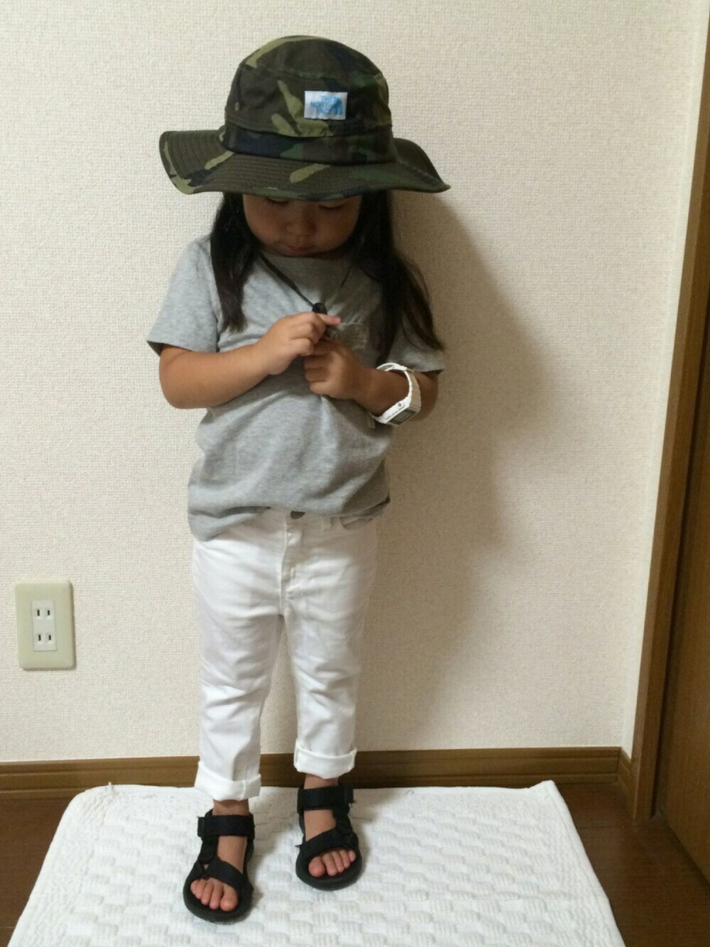 「ハット、白パンツ、ホワイトパンツ、ドラフトGAP、カモフラ部、シンプル部、みやぎミニオフ会、女の子、4歳」｜「THE NORTH FACEのザ・ノースフェイス / キッズホライズンハット（キッズ）（ハット、グリーン系）」を使った、大宮SKさん（キッズ・90cm）の夏コーディネートの1枚目の写真