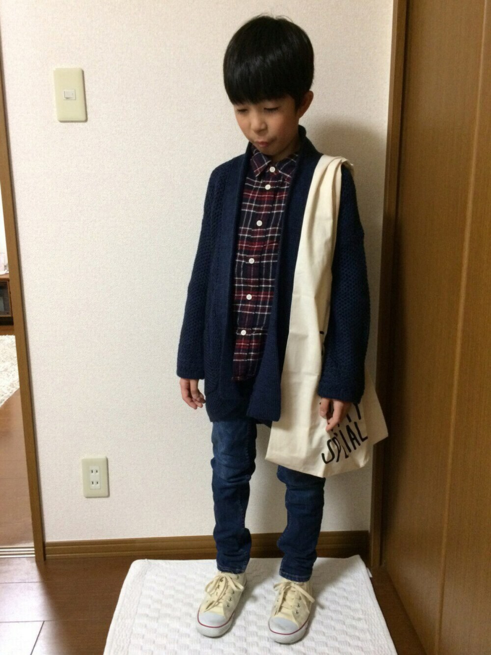 「エコバッグ、カーディガン、チエックシャツ、ダメージデニムパンツ、秋コーデ、シンプル部、男の子、11歳」｜「TODAY'S SPECIALのマルシェバッグ / Marche Bag（エコバッグ/サブバッグ、ホワイト系）」を使った、大宮SKさん（キッズ・90cm）の秋コーディネートの1枚目の写真