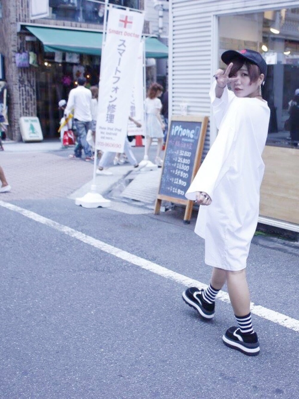 「シンプルコーデ、夏、ビッグシルエット、白Tシャツ、プチプラ、ラフ、ルーズシルエット、オーバーサイズ、モノトーンコーデ、スタッフコーデ」｜「T.U.Kのアイテム（スニーカー、ブラック系）」を使った、みくたろうさん（メンズ・155cm）の夏コーディネートの1枚目の写真