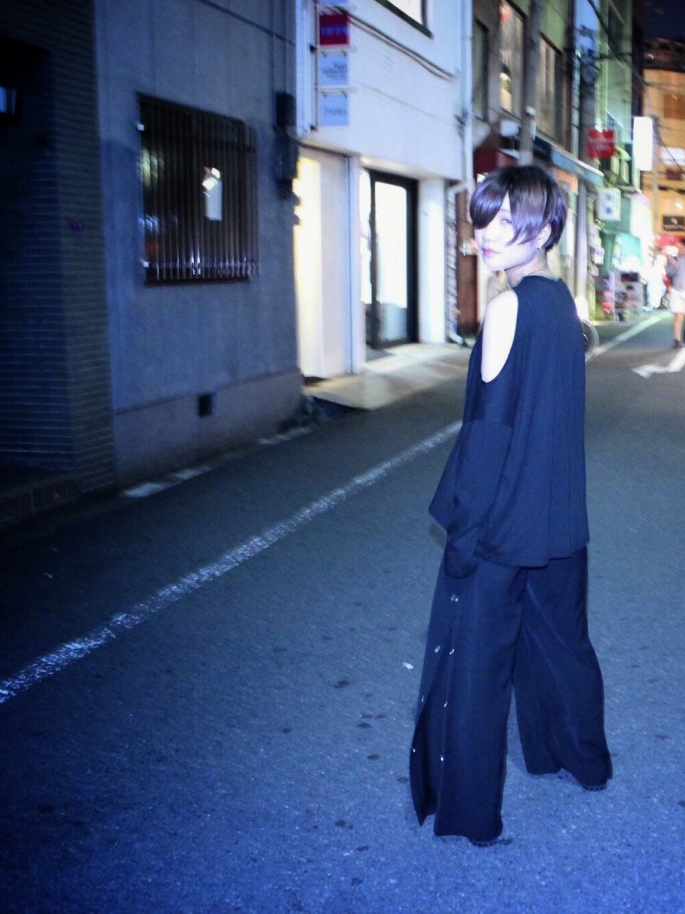 「ブラック、秋のコーデ、ootd、オールブラック、スポーツサンダル、サンダル、ワイドパンツ、レザー、スタッフコーデ、シンプルコーデ」｜「no brandのアイテム（Tシャツ/カットソー、ブラック系）」を使った、みくたろうさん（メンズ・155cm）の夏コーディネートの1枚目の写真