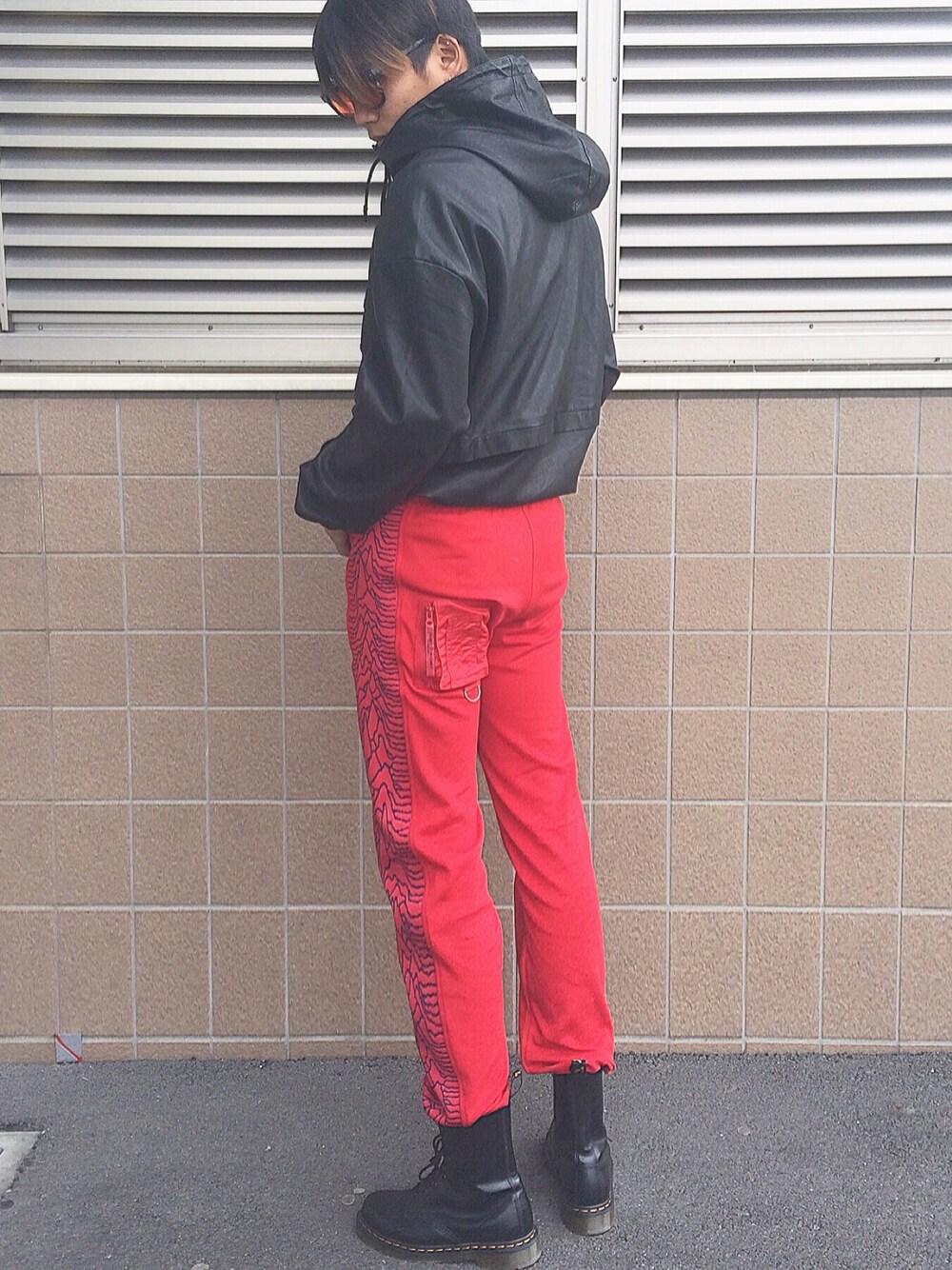 「黒、ドクターマーチン」｜「mpqのアイテム（その他パンツ、レッド系）」を使った、TSKKBYSさん（メンズ・176cm）の冬コーディネートの1枚目の写真