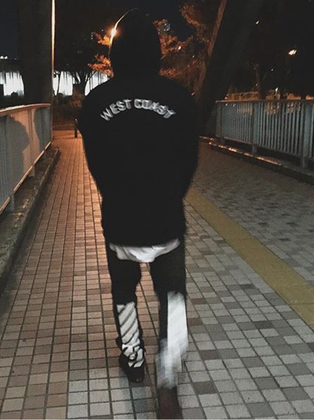 「デニム、黒、ブラック、レイヤードスタイル、ストリートMIX」｜「STAMPDのアイテム（パーカー、ブラック系）」を使った、TSKKBYSさん（メンズ・176cm）の冬コーディネートの1枚目の写真