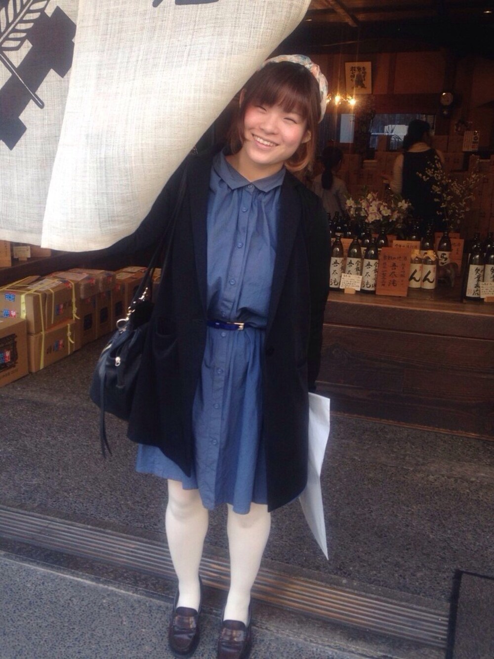 ブラック系のテーラードジャケット、イエロー系のリングを着用したレディースの春コーディネートの1枚目の写真