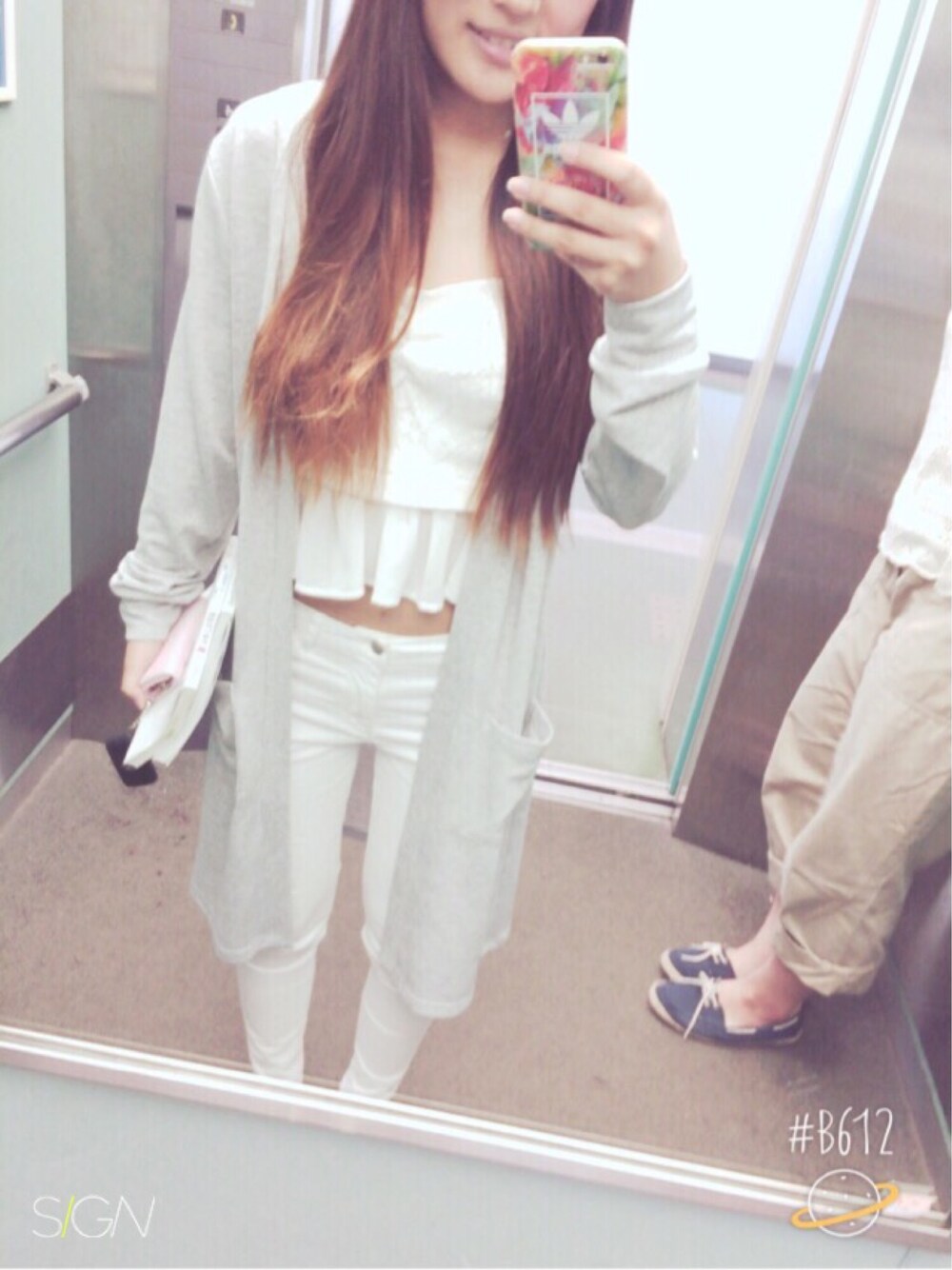 「EMODA、LIPSERVICE、AZUL by moussy、ホワイト、ホワイトコーデ、ホワイトパンツ、ビスチェ、フリル、ロングカーディガン、かわいい」｜「LIPSERVICEのアイテム（その他トップス、ホワイト系）」を使った、小寺 敦未さん（レディース・156cm）の春コーディネートの1枚目の写真