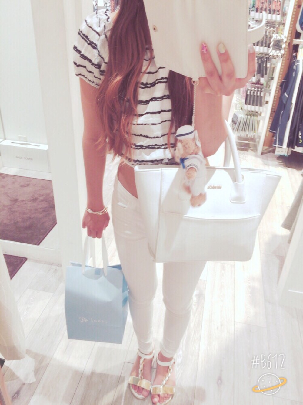 「GYDA、EMODA、ボーダー、ヘソだし、ホワイトパンツ、ホワイト、AZUL by moussy、Me%、&by P&D」｜「EMODAのランダムボーダーデコルテトップ（Tシャツ/カットソー、ホワイト系）」を使った、小寺 敦未さん（レディース・156cm）の夏コーディネートの1枚目の写真
