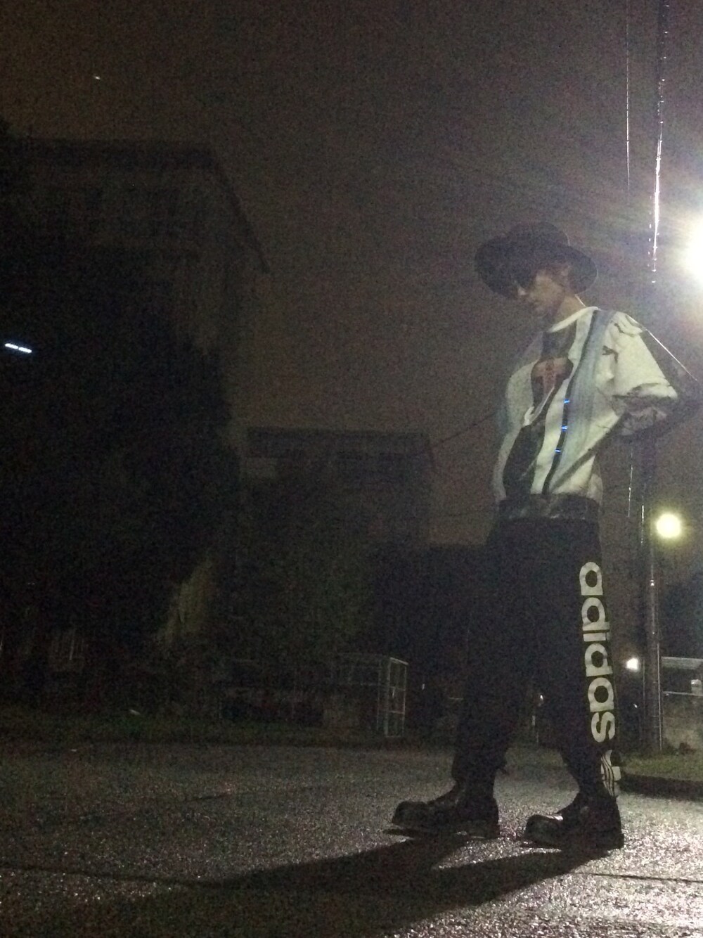 ホワイト系のスウェット、ブラック系のその他パンツを着用したメンズの秋コーディネートの1枚目の写真