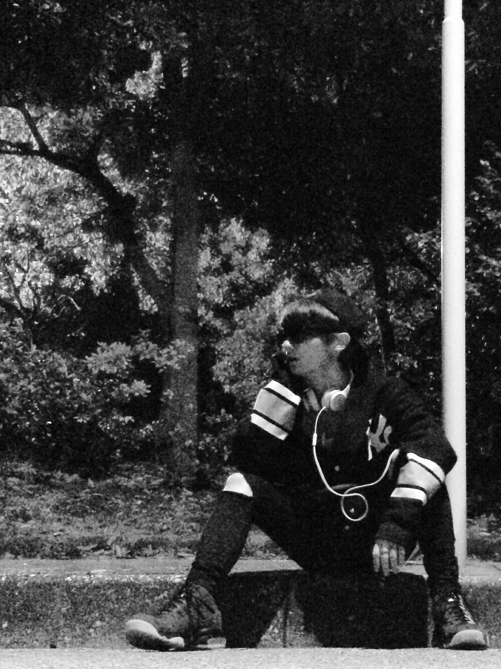 ブラック系のその他パンツ、グレー系のスニーカー、ブラック系のカーディガン/ボレロを着用したメンズの秋コーディネートの1枚目の写真