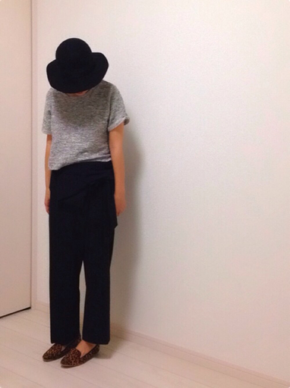 「ツバ広ハット、タイパンツ、ママコーデ、ハグマグ、タックパンツ」｜「caphのドライギャバ　タイパンツ（その他パンツ、ブルー系）」を使った、chiePuさん（レディース・158cm）の秋コーディネートの1枚目の写真