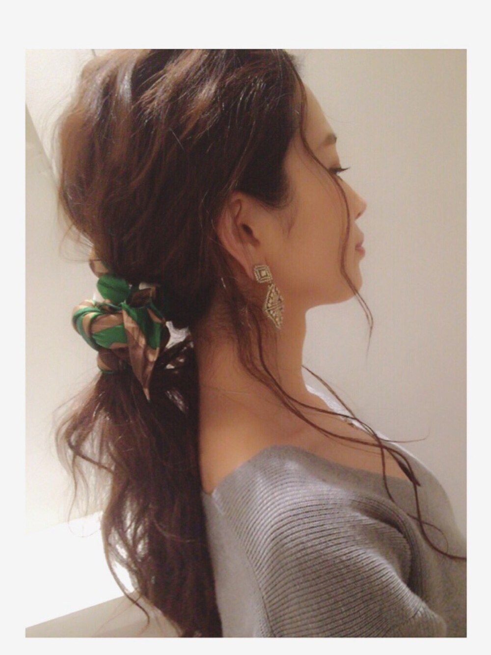 「ヘアアレンジ、スカーフ、なみなみウェーブ、ひとつむすび、簡単ヘアアレンジ、VINTAGE、イブサンローラン、YVES SAINT LAURENT、ロングヘア」｜「Yves Saint Laurentのアイテム（その他、その他）」を使った、KASUMIさん（レディース・161cm）の春コーディネートの1枚目の写真