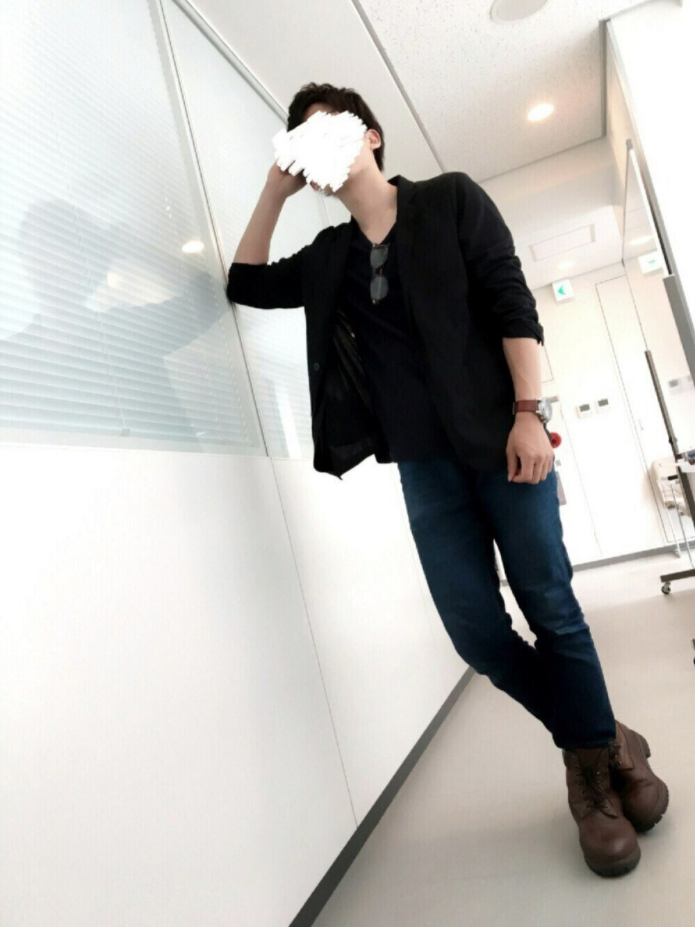 ブラック系のテーラードジャケット、ブルー系のTシャツ/カットソー、ブルー系のデニムパンツを着用したメンズの夏コーディネートの1枚目の写真