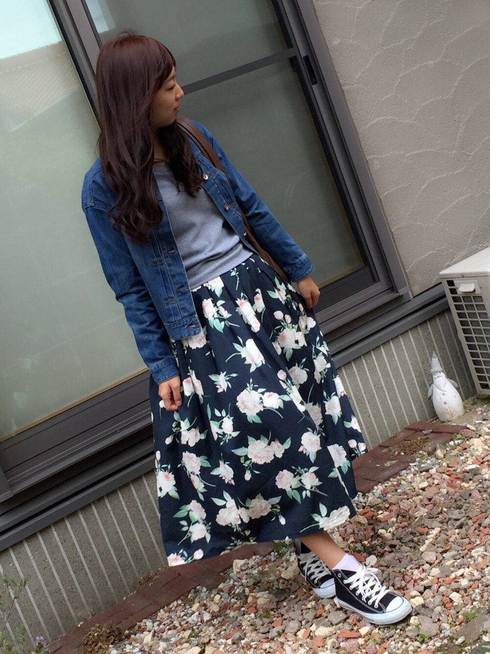 「春コーデ、ootd、デニムジャケット、花柄、converse」｜「Green Parks topicのアイテム（デニムジャケット、ブルー系）」を使った、みくさん（レディース・165cm）の春コーディネートの1枚目の写真