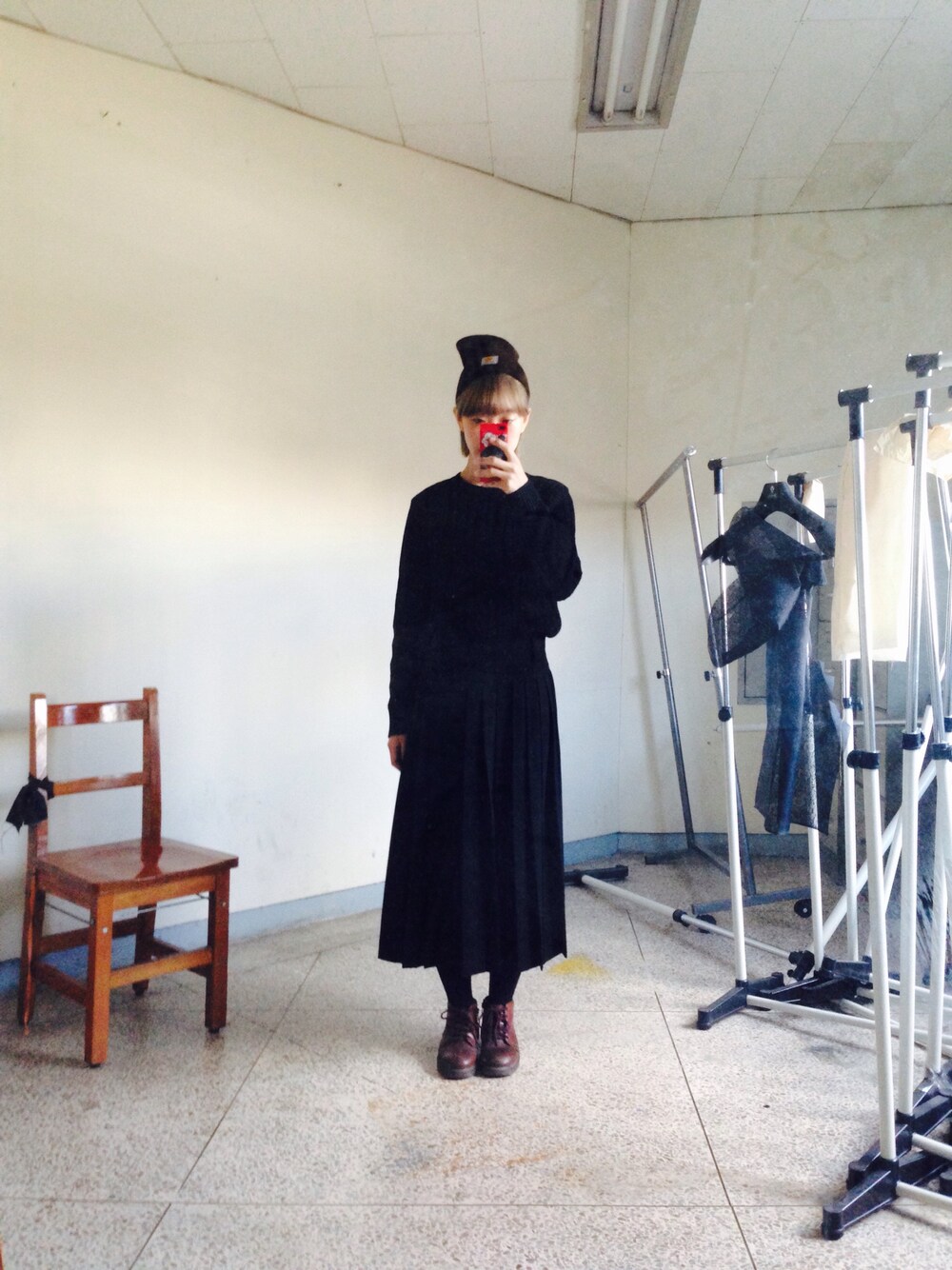 「skirt、black、ootd、carhartt」｜「Carharttのアイテム（ニットキャップ/ビーニー、ブラウン系）」を使った、yjeeさん（レディース・165cm）の秋コーディネートの1枚目の写真