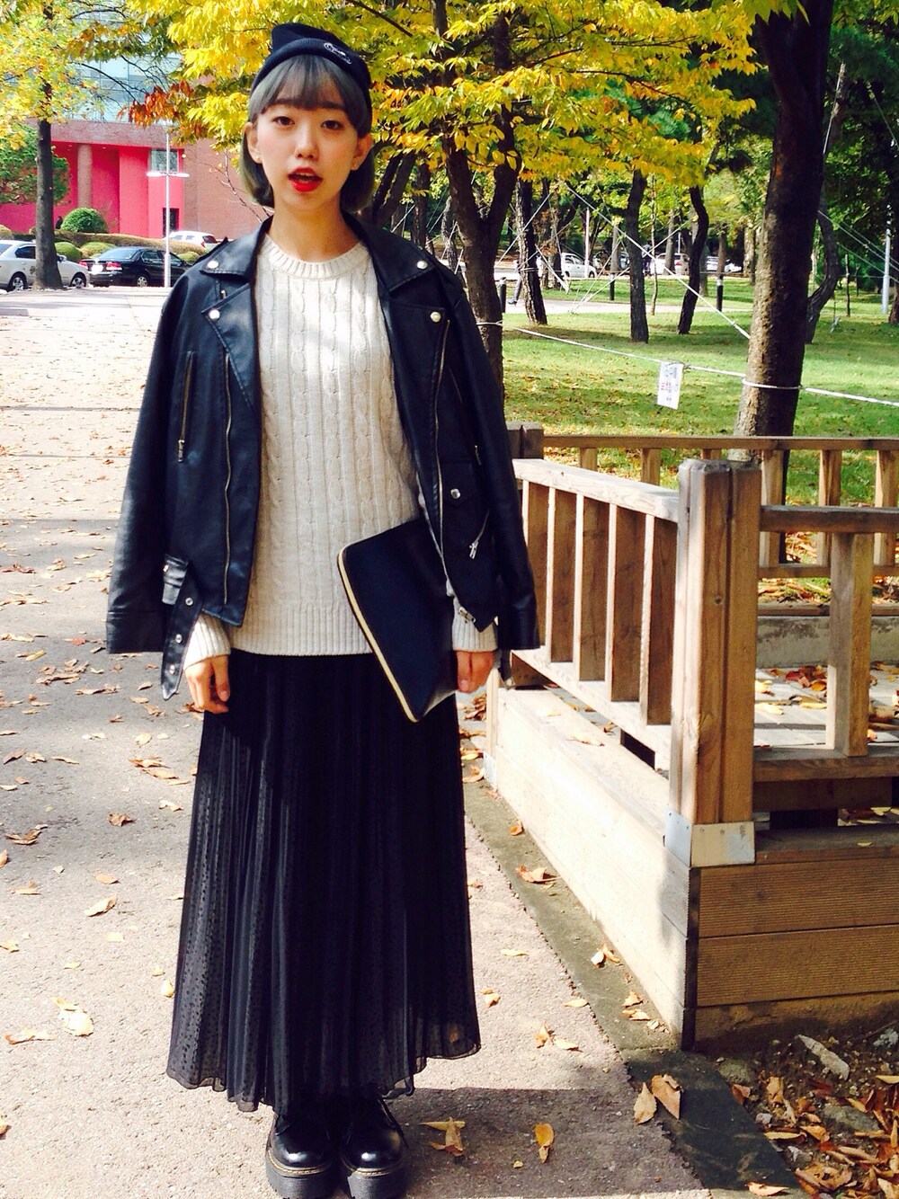 「long skirt、skirt、beanie、ootd、outfit、daily look、ridersjacket、니트」｜「the zeemのアイテム（ニットキャップ/ビーニー、ブラック系）」を使った、yjeeさん（レディース・165cm）の秋コーディネートの1枚目の写真