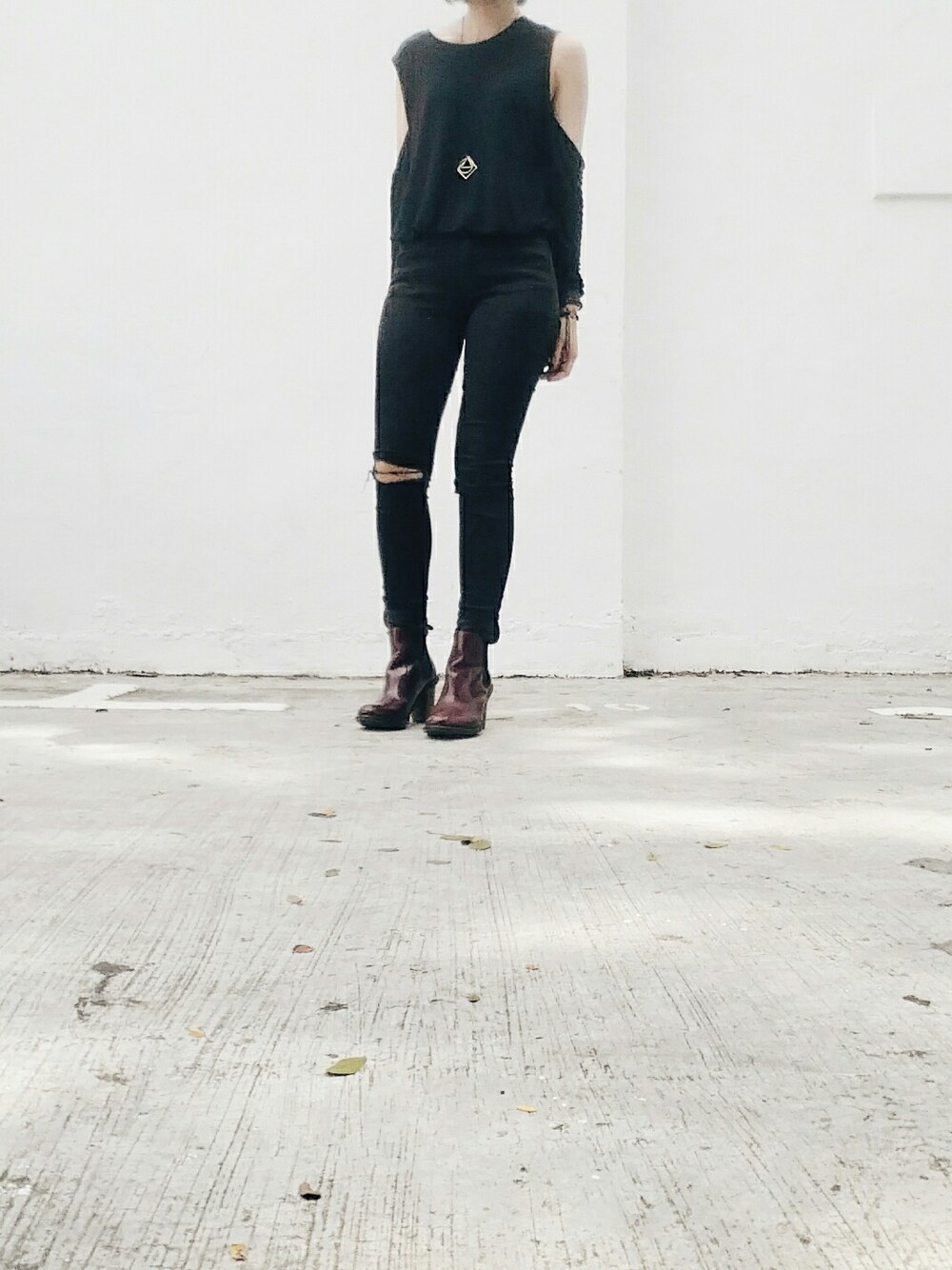 「ALL BLACK、黒、Dr Martens、ブーツ、jeans、ジェンシー、赤」｜「Dr. Martensのアイテム（ブーツ、レッド系）」を使った、naoさん（レディース・160cm）の秋コーディネートの1枚目の写真