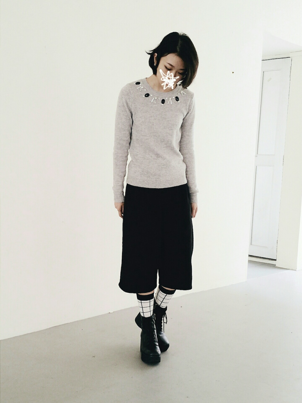 「シンプル、シンプルコーデ、ニット、セーター、灰色、grey、Wide Pants、crop、ootd、キラキラ」｜「Vero Modaのアイテム（その他パンツ、ブラック系）」を使った、naoさん（レディース・160cm）の冬コーディネートの1枚目の写真