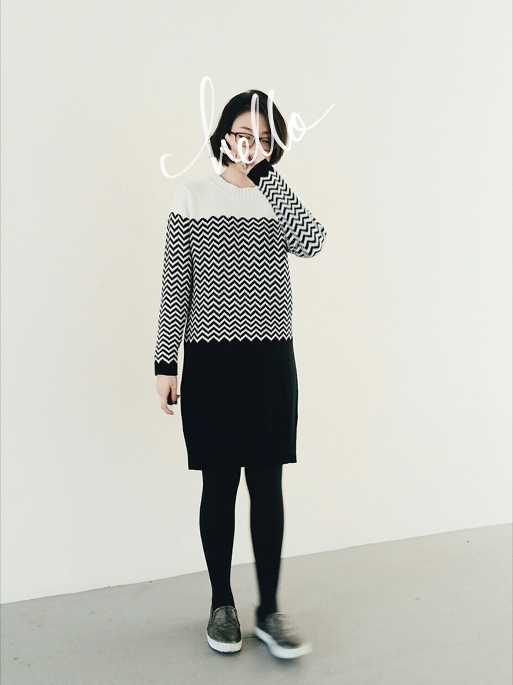 「ワンピース、ニット、しま、黒、白、スーニカ、ootd、眼鏡、コーデ、dress」｜「gmarket のアイテム（スニーカー、シルバー系）」を使った、naoさん（レディース・160cm）の冬コーディネートの1枚目の写真