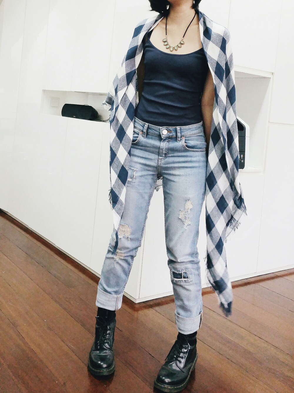 「秋冬、scarf、冬、dr. martens 、boots、Boyfriend Jeans、コーデ、 ootd、プレゼント、クリスマス」｜「UNIQLOのアイテム（マフラー、ブルー系）」を使った、naoさん（レディース・160cm）の冬コーディネートの1枚目の写真