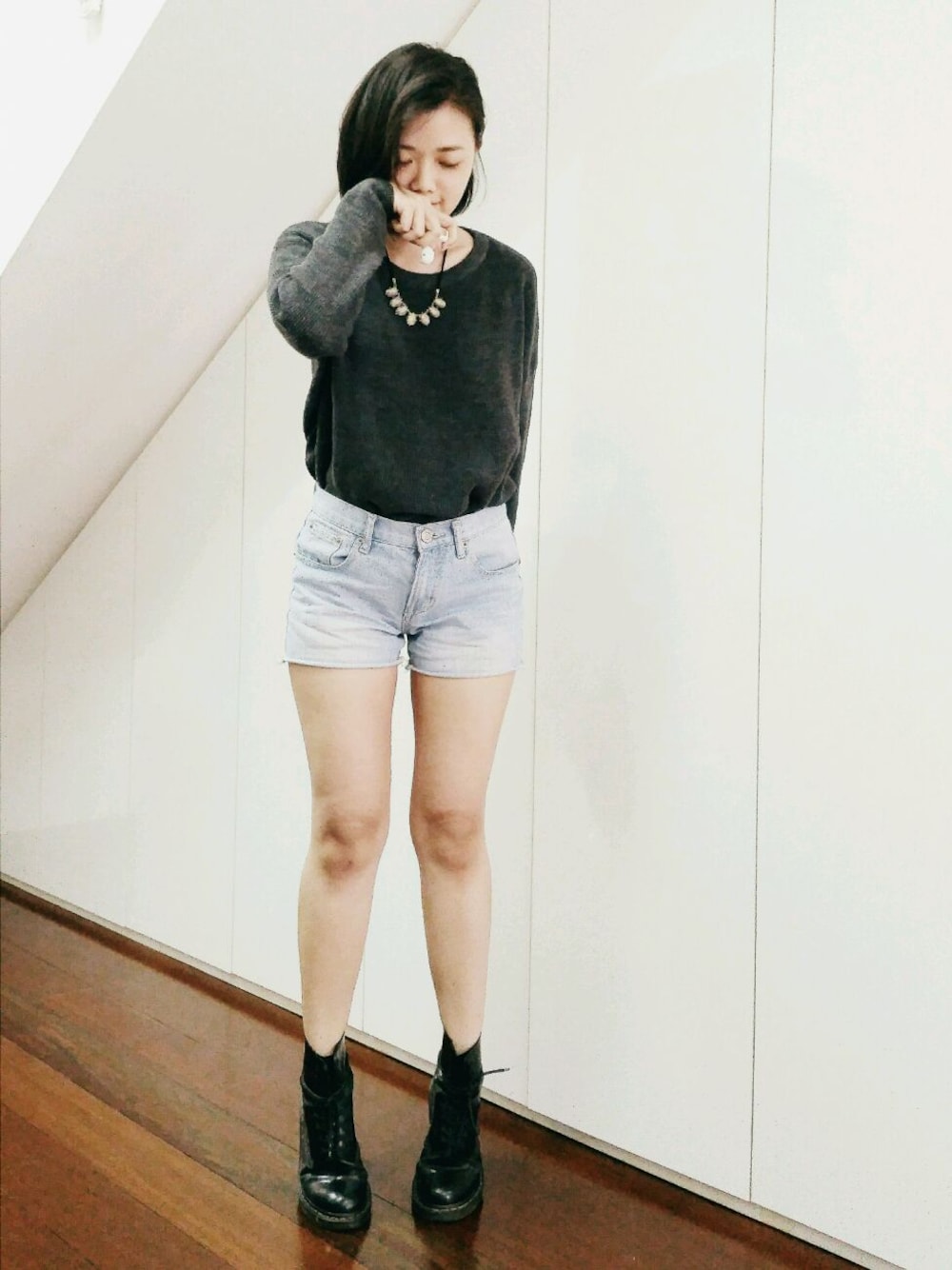 「シヨートパンツ、デニム、セータ、Dr.Martens、LOWRYS FARM、ブーツ、灰色、 Grey」｜「Dr. MartensのDr. Martens Serena 8 Eye Boot with Faux Fur Liner（ブーツ、ブラック系）」を使った、naoさん（レディース・160cm）の冬コーディネートの1枚目の写真