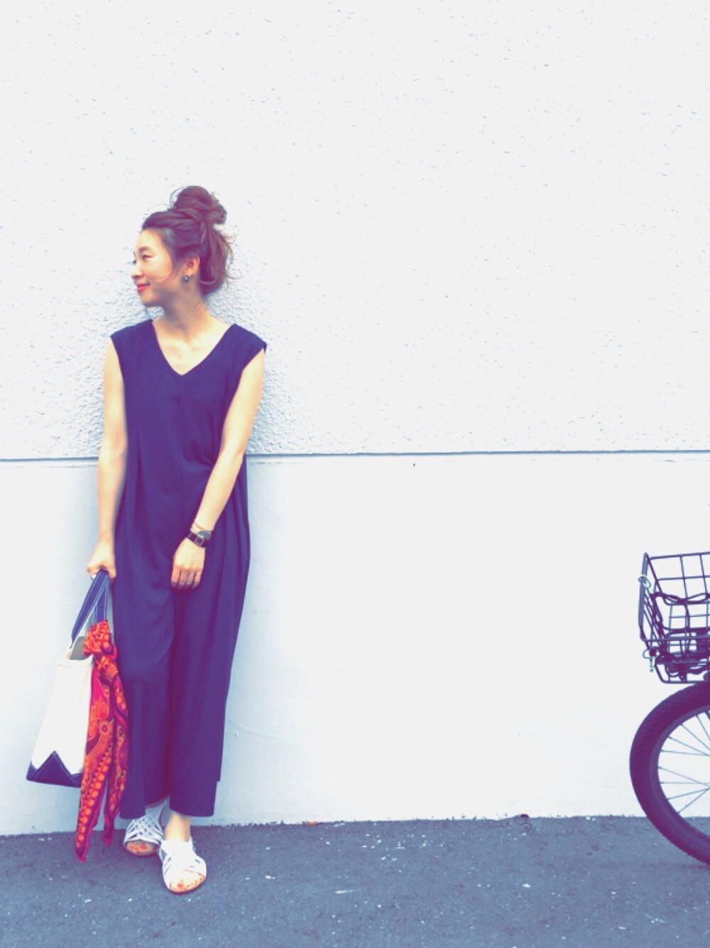 「大人カジュアル、カジュアル、シンプル、休日スタイル、サンダル、ゆるコーデ、オールインワン」｜「Khajuの《予約》Khaju: Vネックオールインワン■（つなぎ/オールインワン、ブラック系）」を使った、naoさん（レディース・156cm）の春コーディネートの1枚目の写真