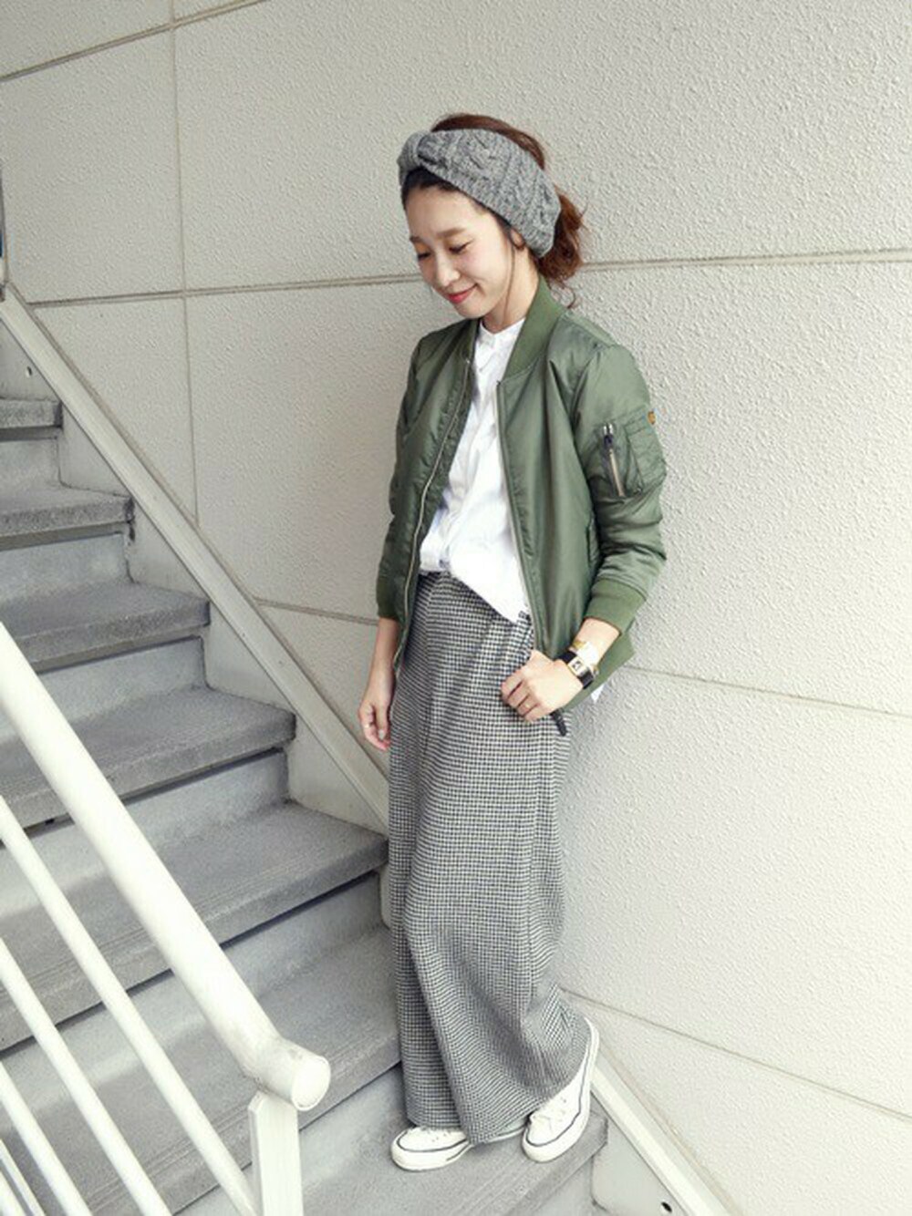 「スニーカー、カジュアル、ヘアバンド、MA-1、秋のコーデ、大人カジュアル、ゆるコーデ」｜「SHIPSのCONVERSE:CANVAS ALL STAR J OX（スニーカー、ホワイト系）」を使った、naoさん（レディース・156cm）の秋コーディネートの1枚目の写真