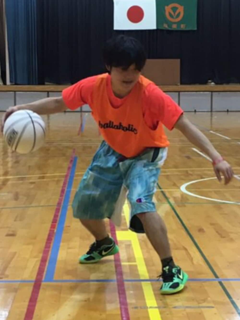 「秋のコーデ」｜「UNDER ARMOURのアイテム（Tシャツ/カットソー、オレンジ系）」を使った、Miya Takeruさん（メンズ・172cm）の秋コーディネートの1枚目の写真