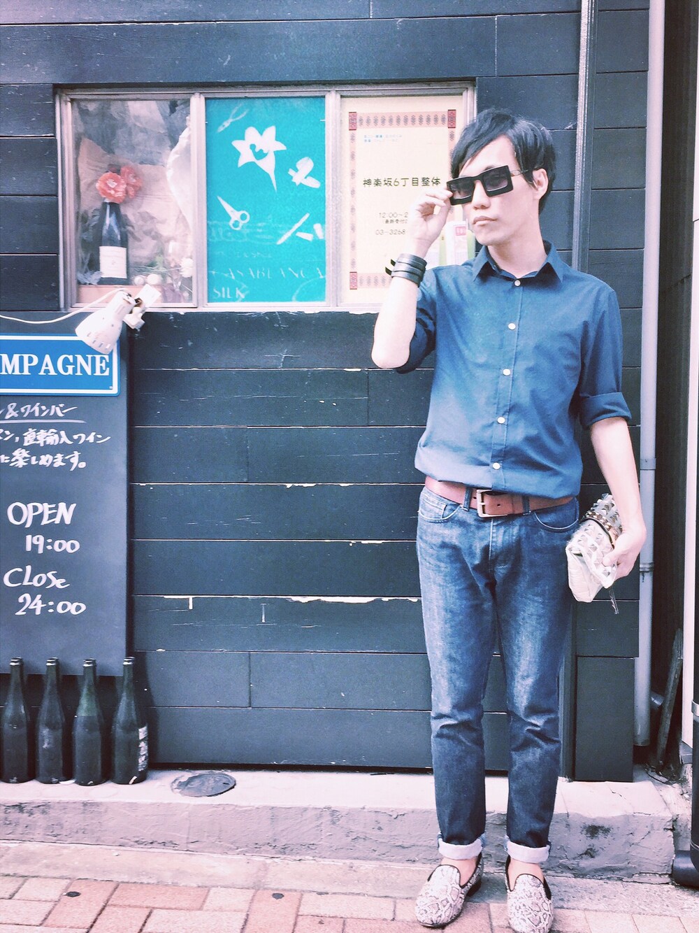「sunnies、blue、jeans、clutchbag」｜「monomaniaのアイテム（その他、ブラック系）」を使った、kenwajapan2さん（メンズ・163cm）の夏コーディネートの1枚目の写真