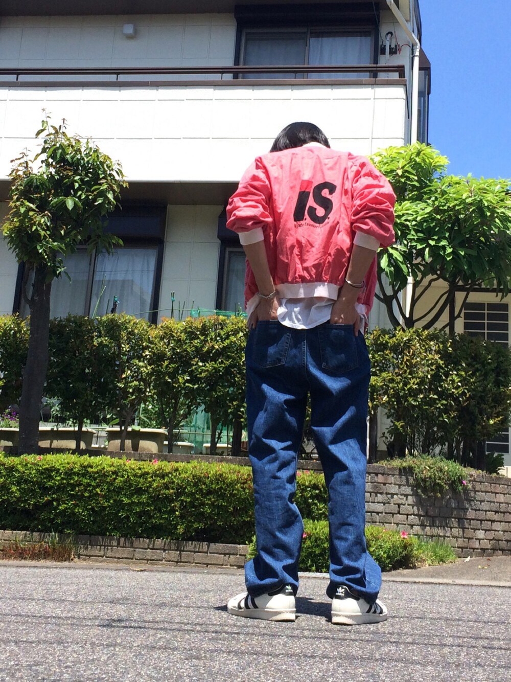 ホワイト系のスニーカーを着用したメンズの春コーディネートの1枚目の写真