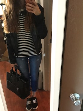 「sneakers」｜「アイテム（ライダースジャケット）」を使った、Kristen Parkerさん（レディース・173cm）の秋コーディネート