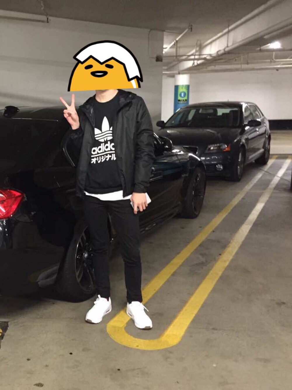 「NIKE、AIR MAX、adidas originals、black and white」｜「adidas Originalsのアイテム（Tシャツ/カットソー、ブラック系）」を使った、ゆうさん（メンズ・180cm）の春コーディネートの1枚目の写真