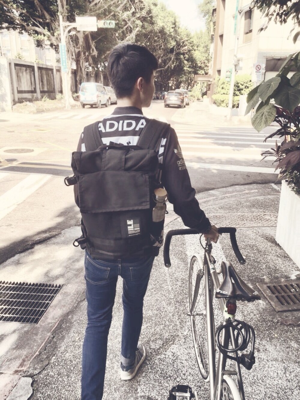 「BIKER、fixedgear」｜「adidas Originalsのアイテム（カバーオール、ブラック系）」を使った、ゆうさん（メンズ・180cm）の春コーディネートの1枚目の写真