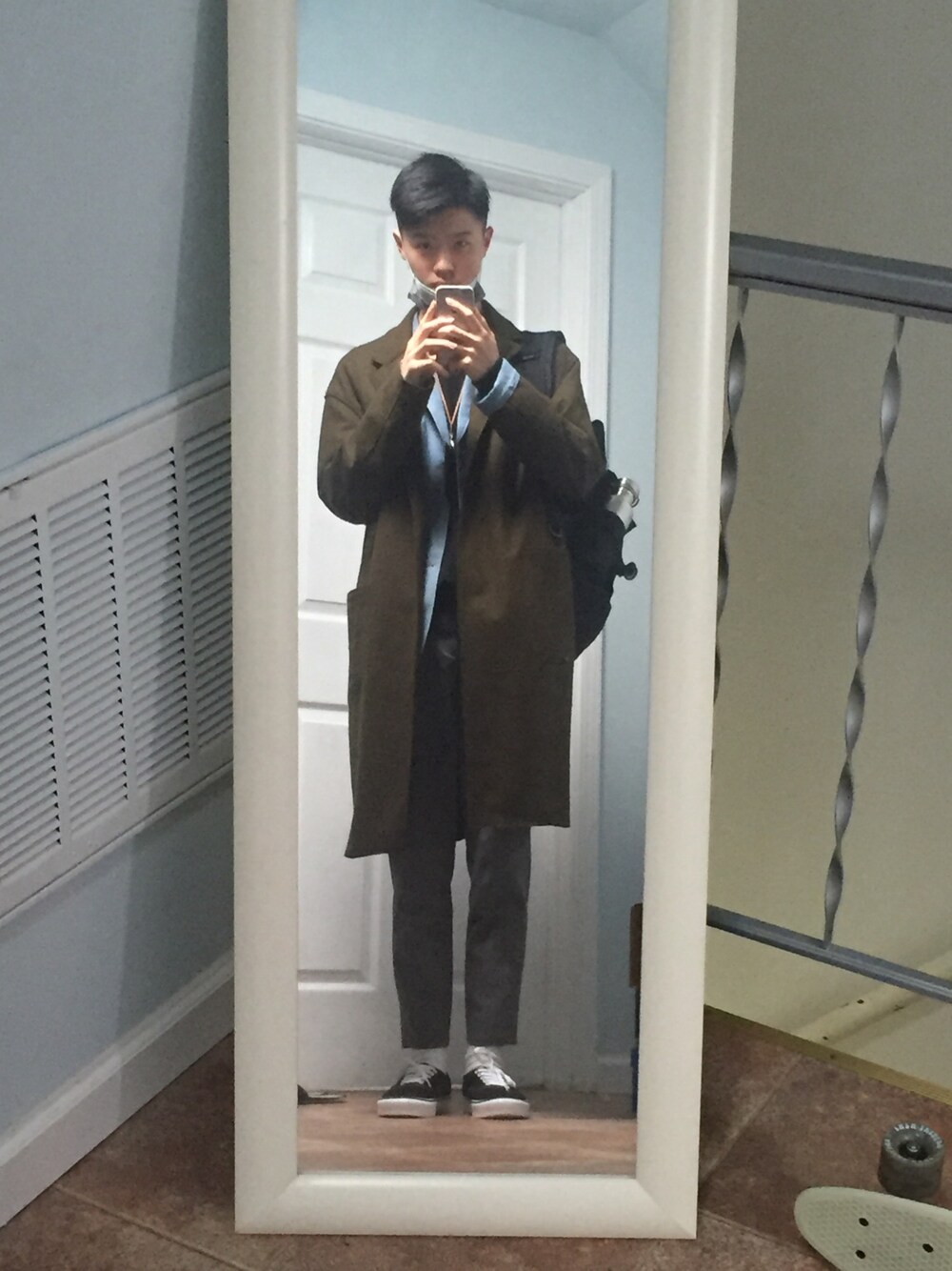 「coat on coat、コート、デニム、denim」｜「URBAN RESEARCHのウールオーバーコート（ジャケット/アウター、ブラック系）」を使った、ゆうさん（メンズ・180cm）の春コーディネートの1枚目の写真