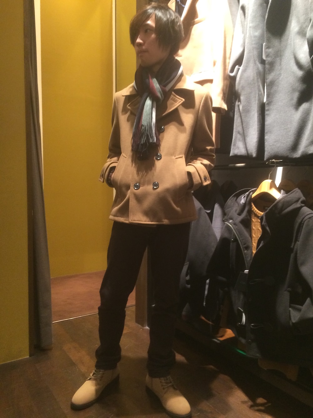 ベージュ系のピーコート、ブラウン系のその他パンツ、ベージュ系のブーツを着用したメンズの秋コーディネートの1枚目の写真