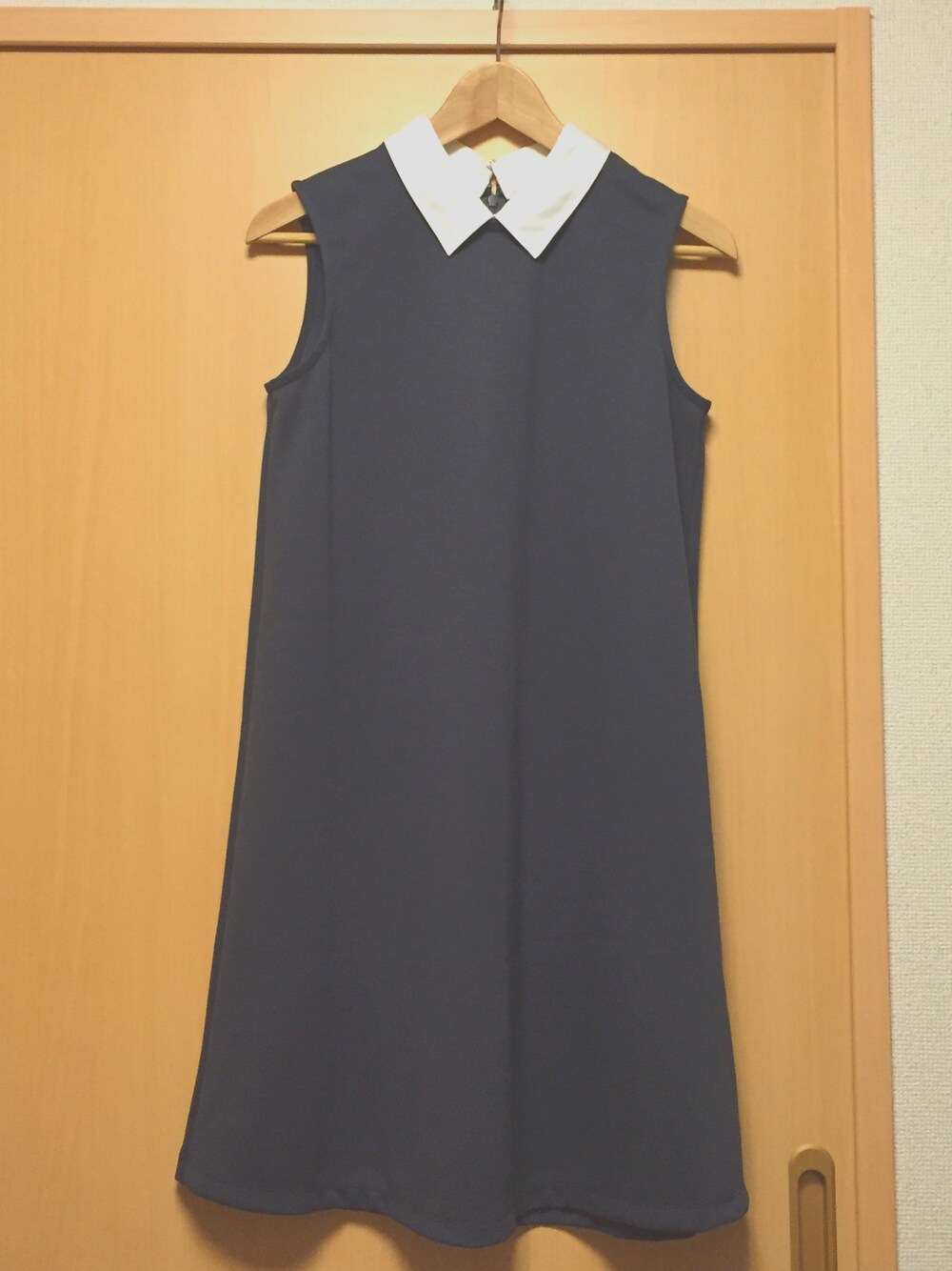 「saleで半額」｜「Ray BEAMSのRay BEAMS / エリ付 Aライン ノースリーブ ワンピース（ワンピース、グレー系）」を使った、Mai さん（レディース・159cm）の夏コーディネートの1枚目の写真