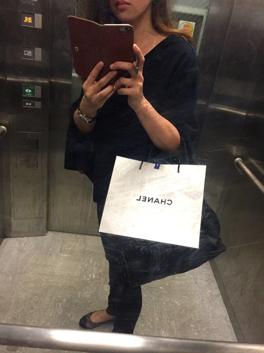 「おでかけ、お食事、綺麗め、モノトーン、プレゼント、chanel」｜「DKNY DONNA KARAN NEW YORKのアイテム（アナログ腕時計、ブラック系）」を使った、Mai さん（レディース・159cm）の秋コーディネートの1枚目の写真
